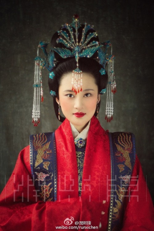 Traditional Chinese wedding hanfu &amp; hair ornaments in the style of the Ming dynasty.