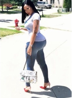 bigbuttsthickhipsnthighs:  Deelishis got body