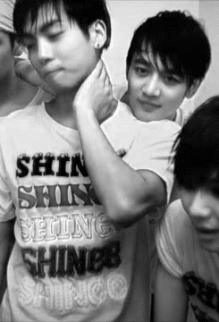 woneko:  Minho, leaning on JongHyun’s shoulder~ 