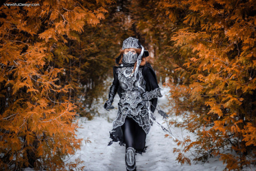 thegameisalife:Un cosplay de Skyrim en su hábitat natural.