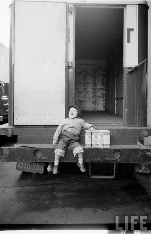 Milk strike in Brooklyn(Lisa Larsen. 1953)