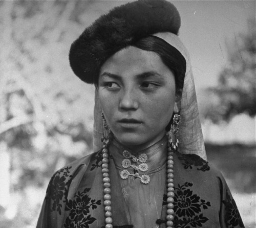 d-ici-et-d-ailleurs: Jeune femme ouïghoure,  Kashgar (Chine) par le photographe américain  William V