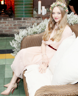 seyamanda:  Amanda Seyfried wears a floral