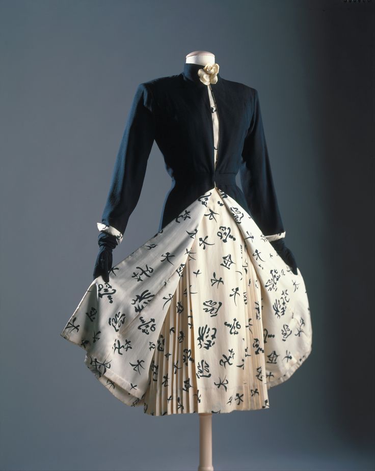 File:Suit by Coco Chanel, c. 1955, wool, silk - Musée de la mode -  Montreal, Canada - DSC07028.jpg - Wikimedia Commons