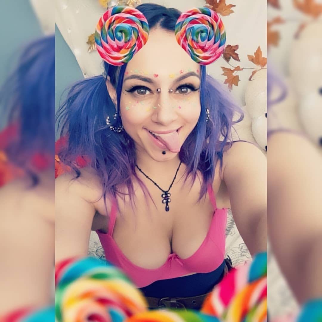 🐙🐙🐙 mygirlfund.com/HotPepper #canadian #camgirl #cammodel #lollipops #pierced