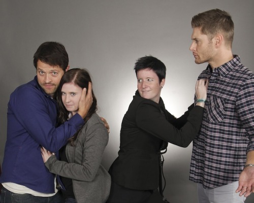 deathbycoldopen:  I swear, I swear I don’t ship it ugh Okay so story time.  tous-les-coups and I started lining up for our Jensen & Misha photo op super early, so we were close to the front of the line.  That meant that we were let in to the photo