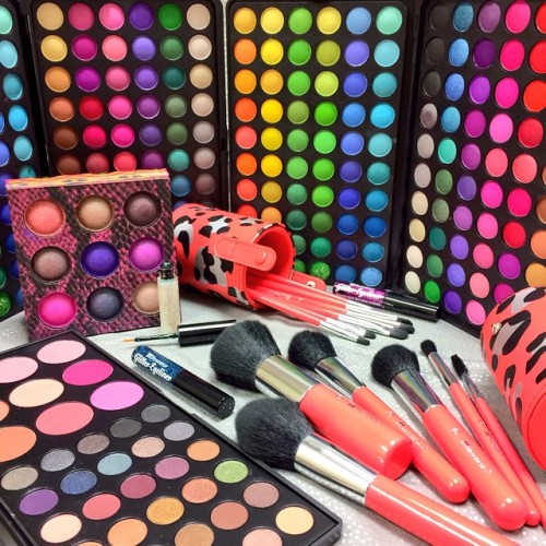 Save up to 68% off and stock up during our Makeup Brush Blowout Sale where you’ll find your fa