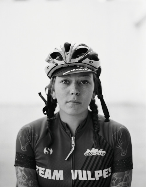 t2yht:  JP Bevins/ Red Hook Crit women’s field portraits | No life like this life