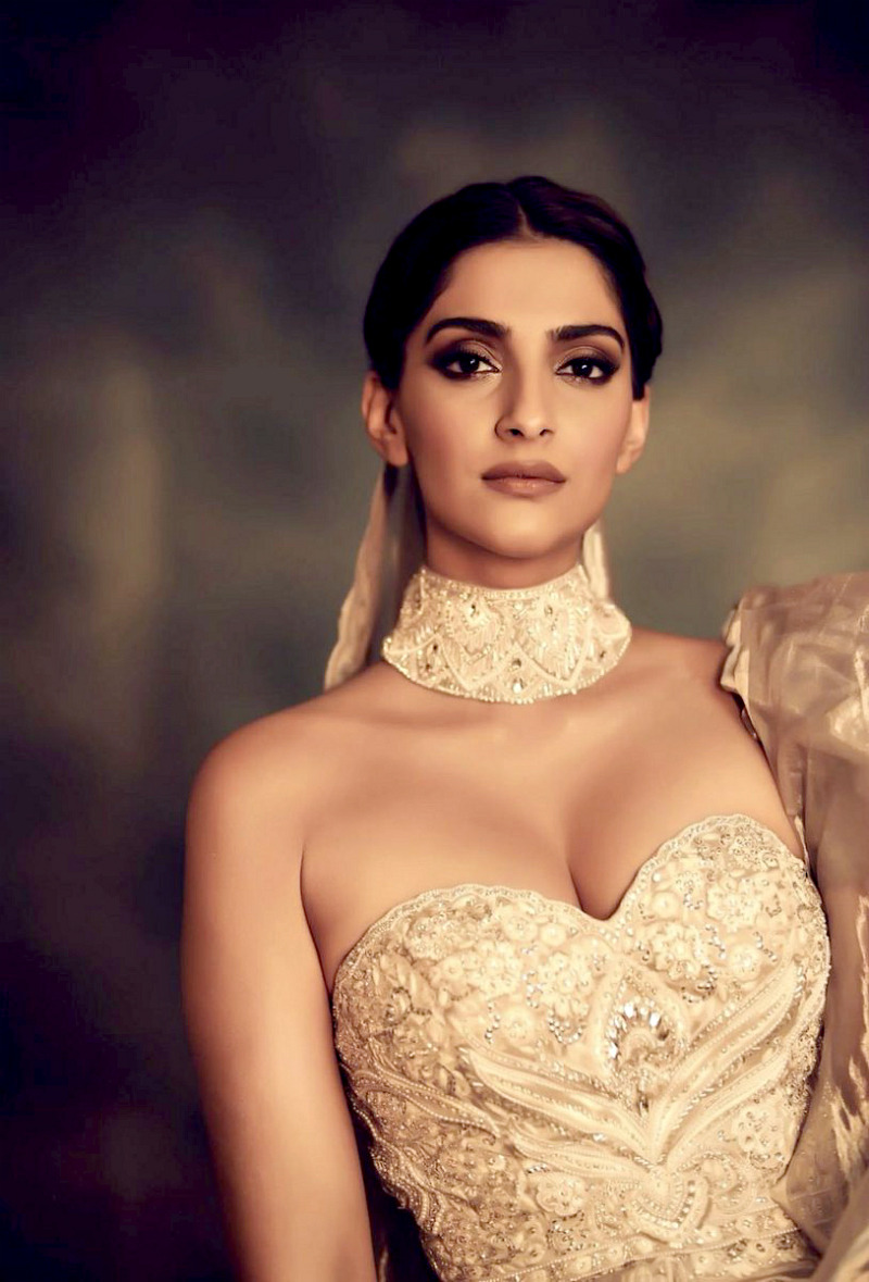 raghdakatrina: Sonam Kapoor channelizes her inner Maharani in a stunning gold &amp;