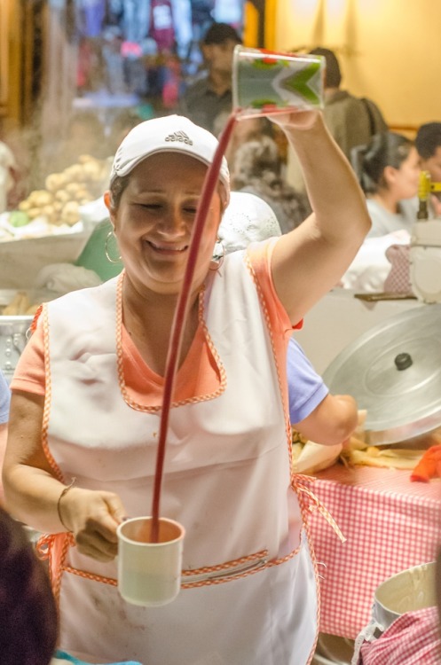 Enfriado de atole. Mercado de antojitos de Uruapan Michoacán. Tamales y atole Tia R