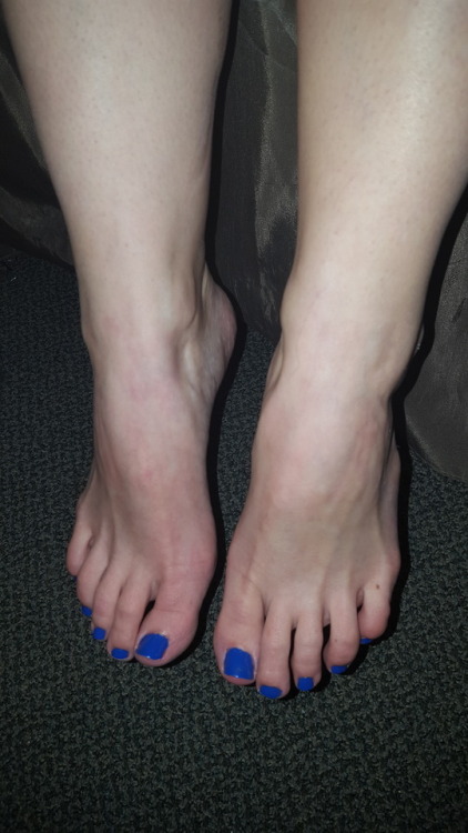 chrisfootfeind:Here’s a sexy submission from @myprettywifesfeet go check out their page, you w