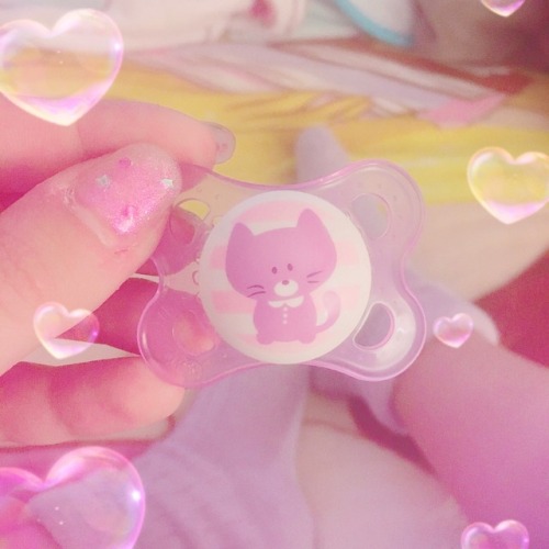 strawberryeuphie:kitty paci &amp; periwinkle sky