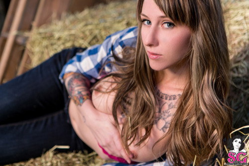 beautifulgirlsmakemesuicidal:  Machete Suicide