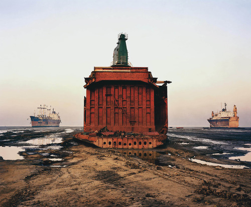 joeinct:Shipbreaking #49, Chittagong, Bangladesh, Photo by Edward Burtynsky, 2001