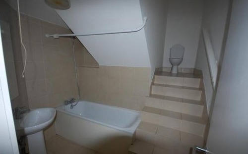 terriblerealestateagentphotos:
“A testament to these austere times, this bathroom is constructed entirely from other houses’ dead space, overhang, and stairwells.
Submitted by Simon C, for which thanks.
”