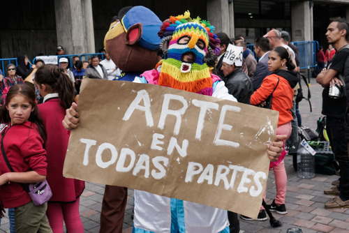 Manifestación de artistas callejeros organizados para exigirle permiso de trabajar libremente