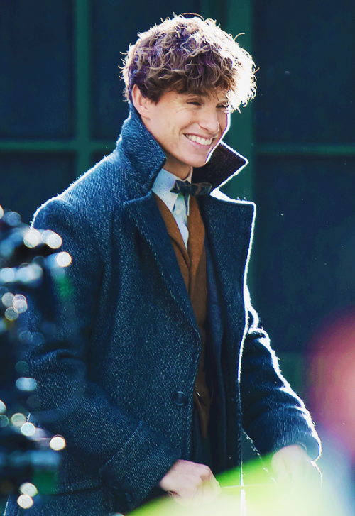 newtscamand-r: Eddie Redmayne filming ‘Fantastic Beasts: The Crimes Of Grindelwald’ on N