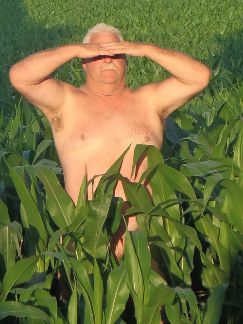 awesomekok: Sexy str8 farmer. He’s fucking beautiful