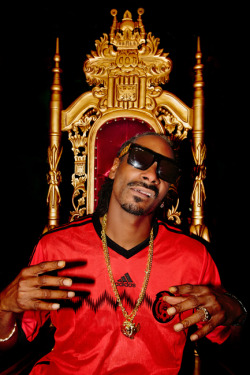 brinsonbanks:  Snoop Dogg on his throne.