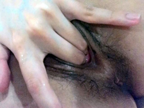 zenkiey:  iamsoeasytocum:又受不了自慰了…怎么这样啦…每晚都想要… I just made myself cum again… 好多水，好骚！
