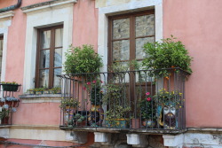 arcuse:  a cute little balcony in the streets