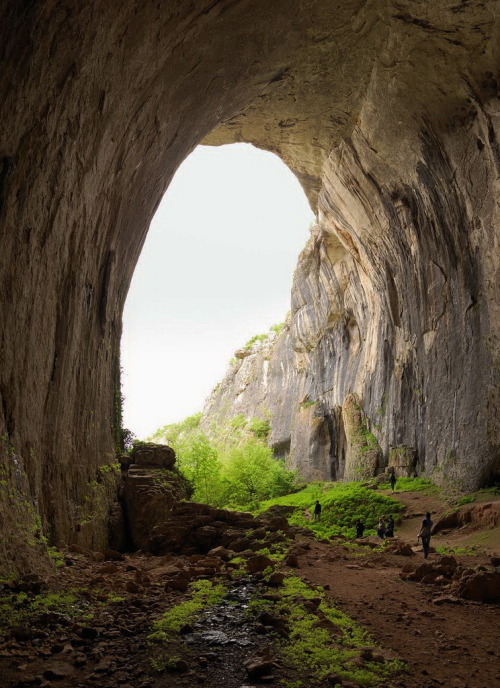 Entrance to Prohodna Cave, near Karlukovo / Bulgaria (by D.H.V.).
