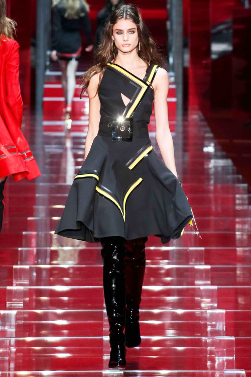 Taylor Marie Hill - Versace Fall 2015 | MFW.