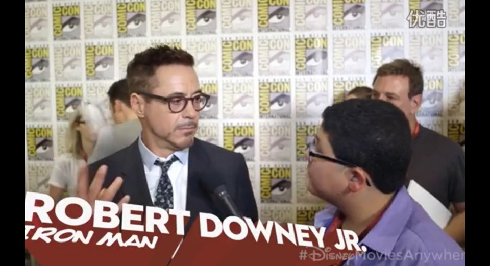 hola-pendejos:  This kid was offering a hot towel to Robert Downey Jr. And Robert