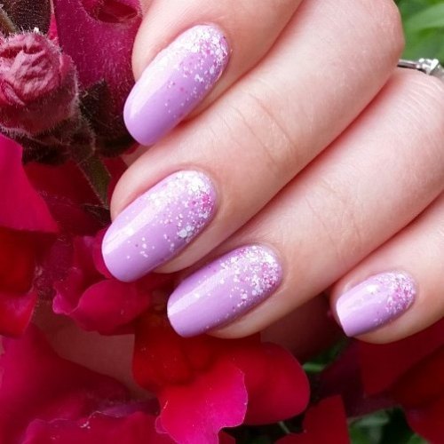 Do you ever walk somewhere and every time you see pretty flowers you think you yourself “those would look beautiful in my nail pics”? Well I do 😁😜 so I snapped few pics for you with my simple glitter gradient.
🌸🌸🌸🌸🌸🌸
For this look I’ve used...