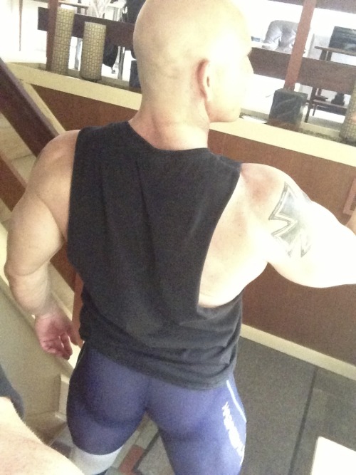 mimuscle:  linebreak tights, cray cool stitching on these, amazing added performance when lifting he