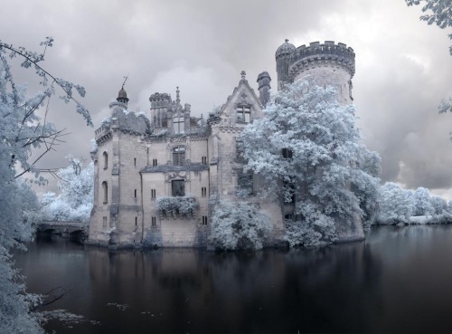 voiceofnature:   This forgotten castle (Château de la Mothe-Chandeniers) was abandoned after a fire In 1932. Seeing it up close Is breathtaking. These days it seems like castles only exist in storybooks and Disney movies. What happened to the foreboding