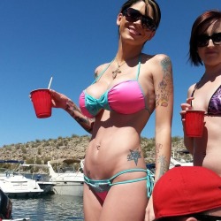 perfectorbs:  AZ lake party girl flaunting