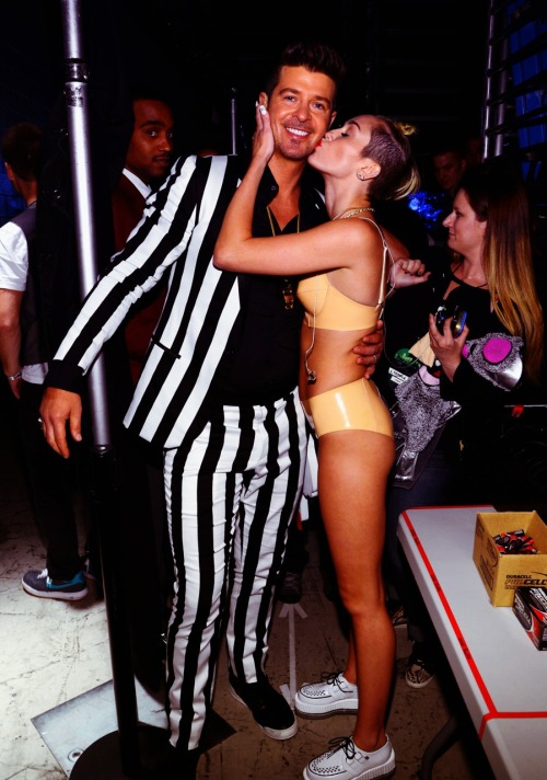 Robin thicke grabbing ass