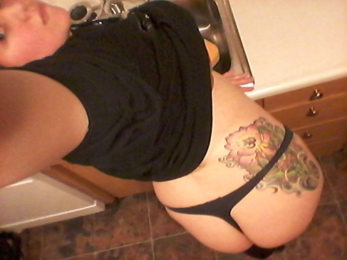 acidkittiegoddess:  Booty booty booty tits and face doing some cleaning being a dirty girl ♥♥♥