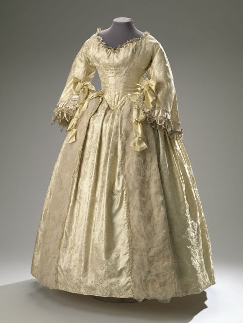 history-of-fashion:1840-1850 Ball gownsilk, cotton, whalebone, gauze(Amsterdam Museum)