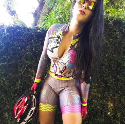 Cycling Girl Very Well Equipped instagram.com/cassiariguete