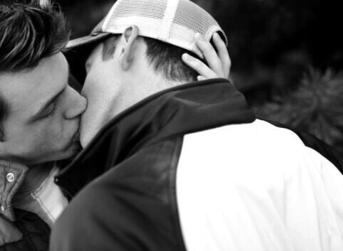 omgaylove:  http://omgaylove.tumblr.com/