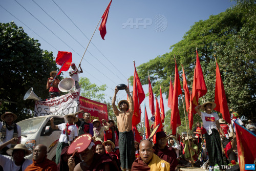 mashrou3-ummi:afp-photo:MYANMAR, Letpadan : Myanmar students shout slogans during a protest mar