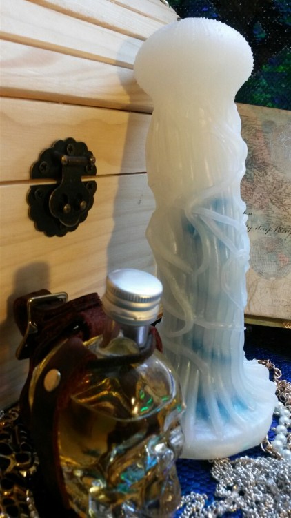 tailsnportholes:Custom jellyfish in opal!
