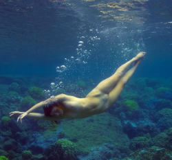 jerkoff2much:Underwater beauty