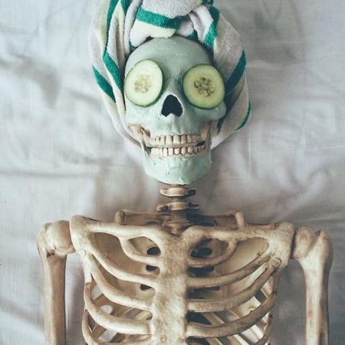 elisemerand:PHONOGRAPHY - “omgliterallydead&ldquo; This skeleton is basically any Girl on instagram.