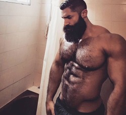 masculine-man-meat:  An even buffer, sexier