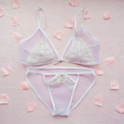 strawberry-kisu:  inlovewithburlesquelingerie: