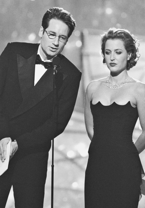 gilliankillingmewithboobs:  Gillian Anderson and David Duchovny at the 55th Annual Golden Globe Awards, 1998. 