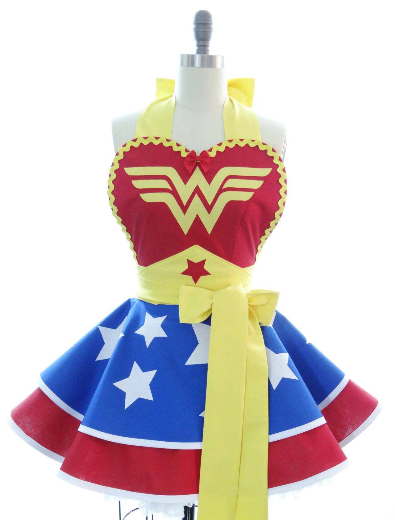 badlittlekitten:  geekpinata:  Adorable geeky aprons from Bambino Amore. Spotted