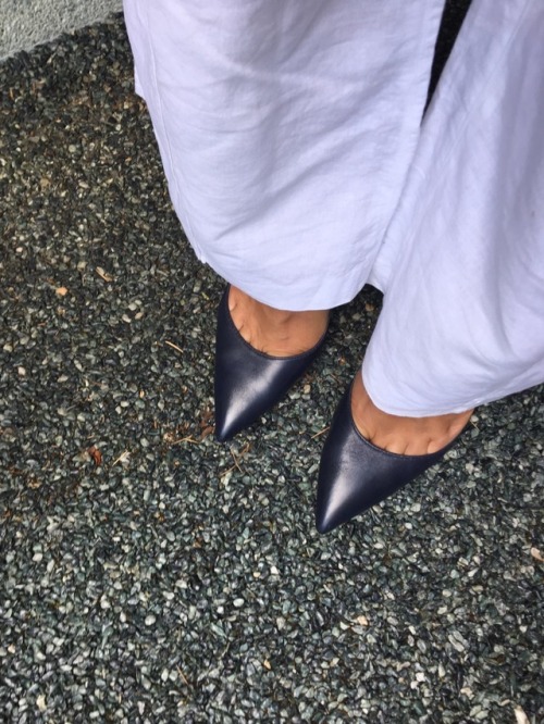 Mediterranean flavour today: navy blue 10cm leather heels and white linen trousers. Holiday feeling 