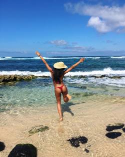 Last full day in Hawaii 😭 had to spend it on my favorite beach in my favorite @twentysauce bikini by jaslynome