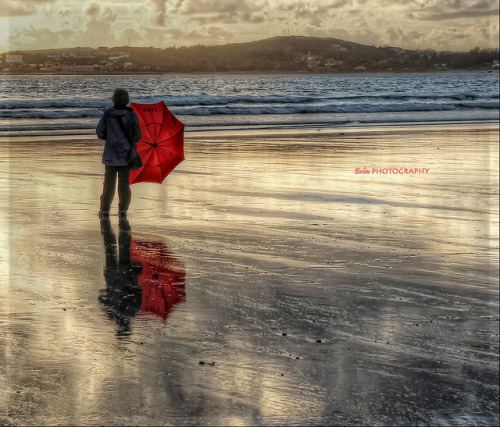 La chica del paraguas rojo&hellip;. by belargcastel on Flickr.