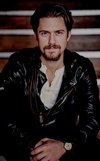 Aaron Tveit 9dd26fb8c3e7adba7643d02b4271c6345dca0e38