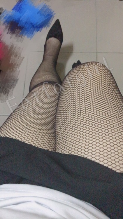 fatfatgirl17: 4.21.2017 哥哥們覺得那個比較好看丫？ 1.什麼都沒有的胖腿～ 2.穿開檔網襪的胖腿～ 一定要選喔！  2
